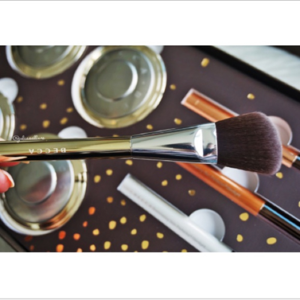 Becca x Jaclyn Hill champagne highlighting brush